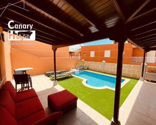 Vista exterior de Casa o xalet en venda en Arona amb Aire condicionat, Jardí privat i Terrassa