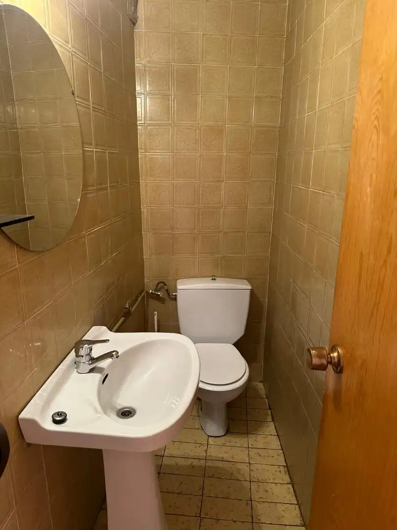 Badezimmer von Wohnung zum Verkauf in Sort mit Heizung, Parkett und Möbliert