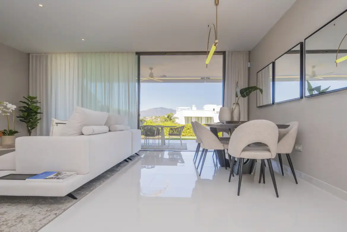 Sala d'estar de Apartament en venda en Estepona amb Aire condicionat, Jardí privat i Traster
