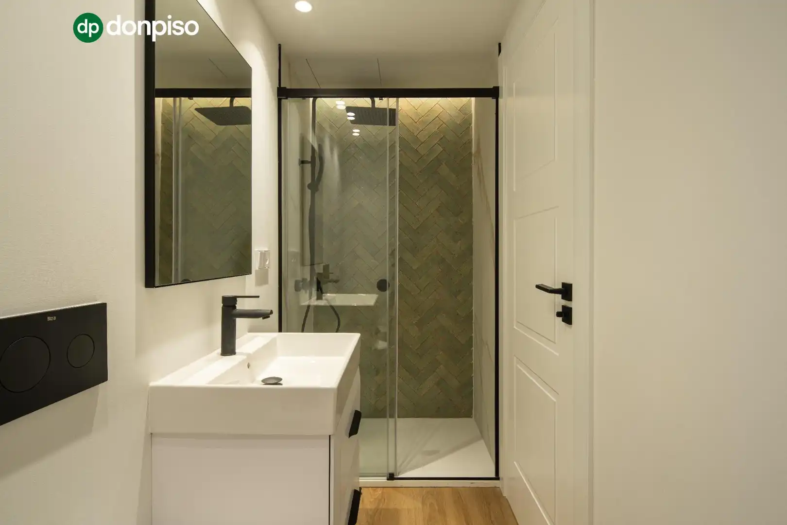 Bathroom of Flat for sale in Granada  with Air Conditioner