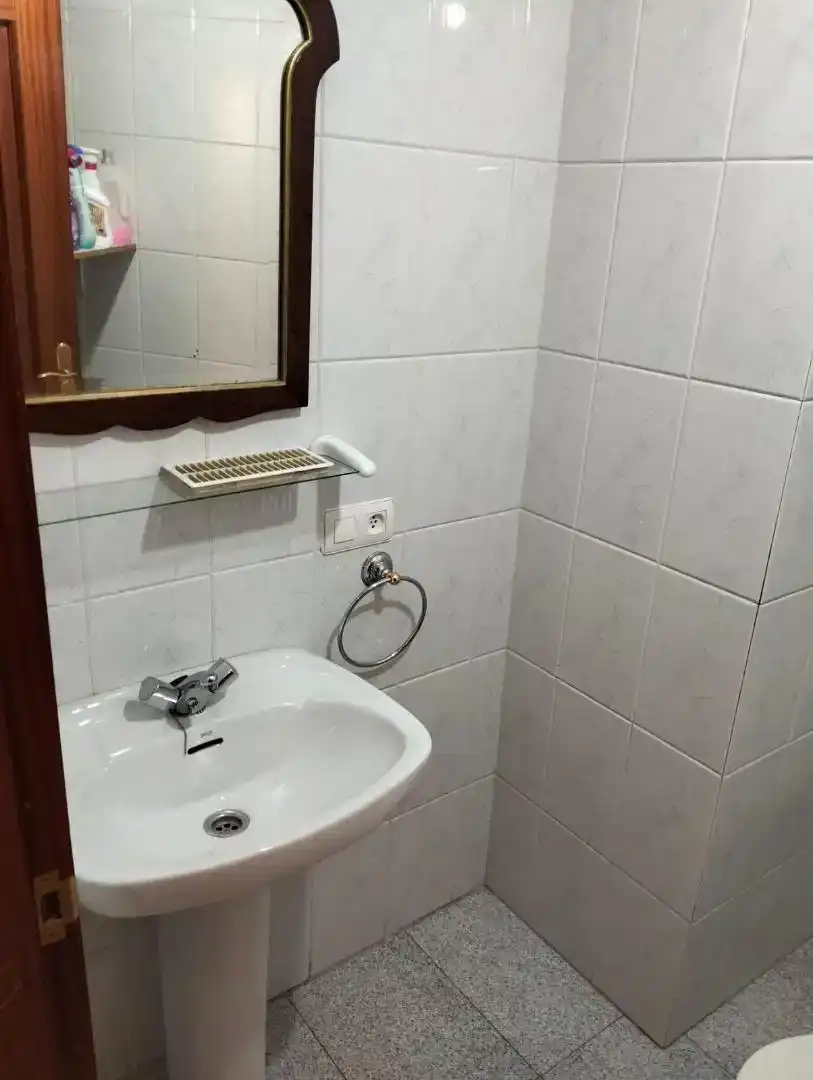 Bany de Pis en venda en Ponferrada amb Parquet, Moblat i Balcó