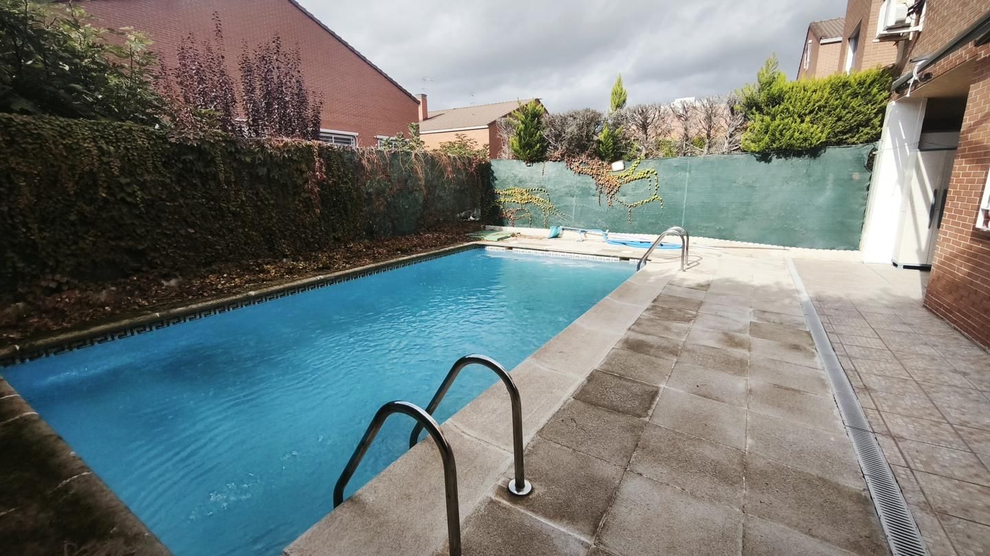 Piscina de Casa o xalet en venda en Rivas-Vaciamadrid amb Aire condicionat, Terrassa i Piscina comunitària