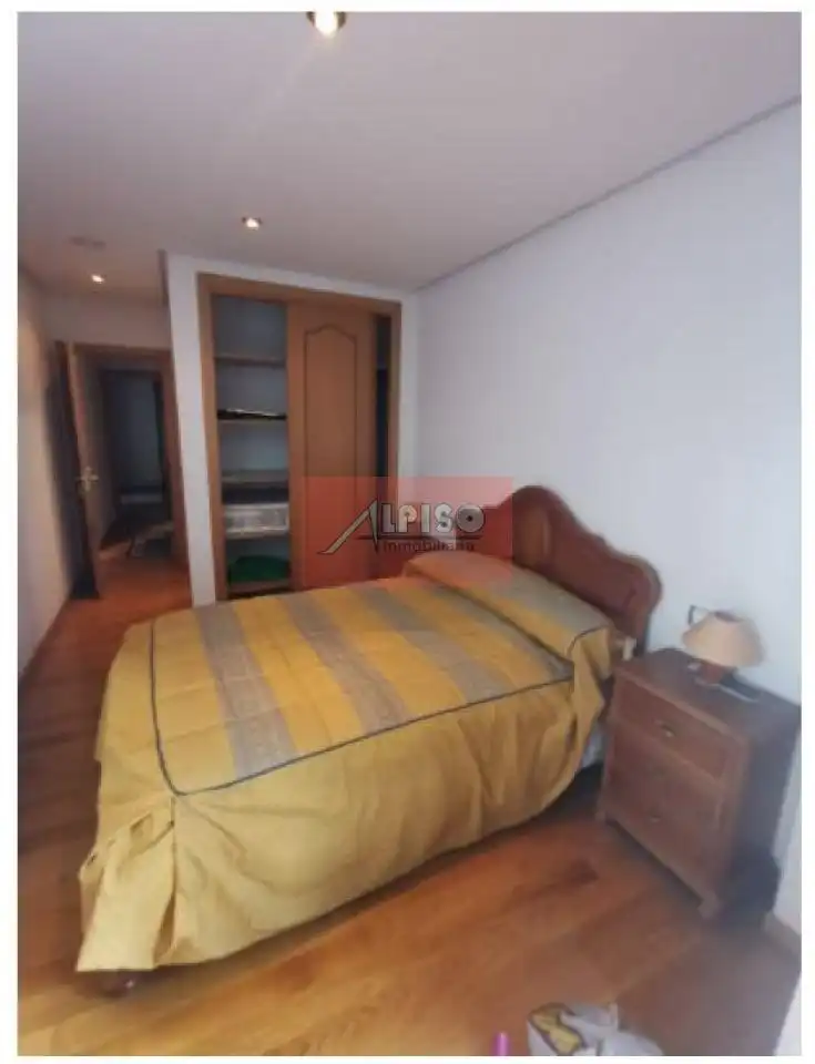 Habitación de Piso en venta en Ourense Capital  con Calefacción, Parquet y Amueblado