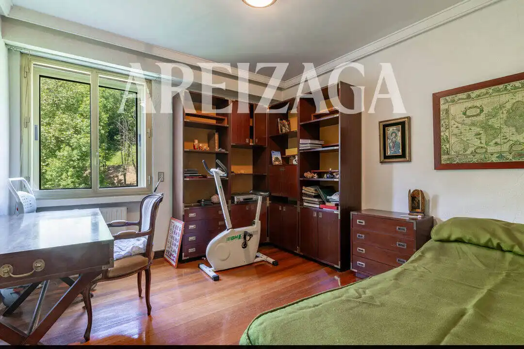 Habitación de Piso en venta en Donostia - San Sebastián  con Calefacción, Terraza y Trastero