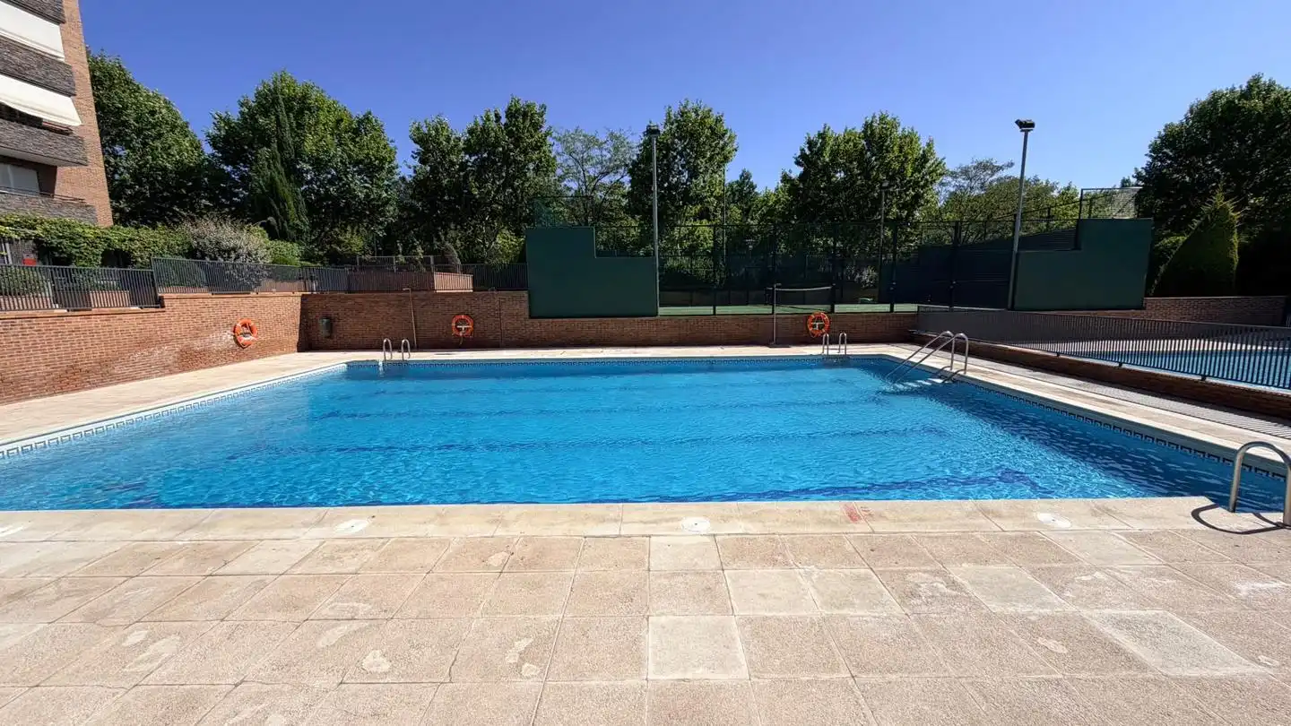 Piscina de Pis en venda en San Sebastián de los Reyes amb Aire condicionat, Calefacció i Parquet