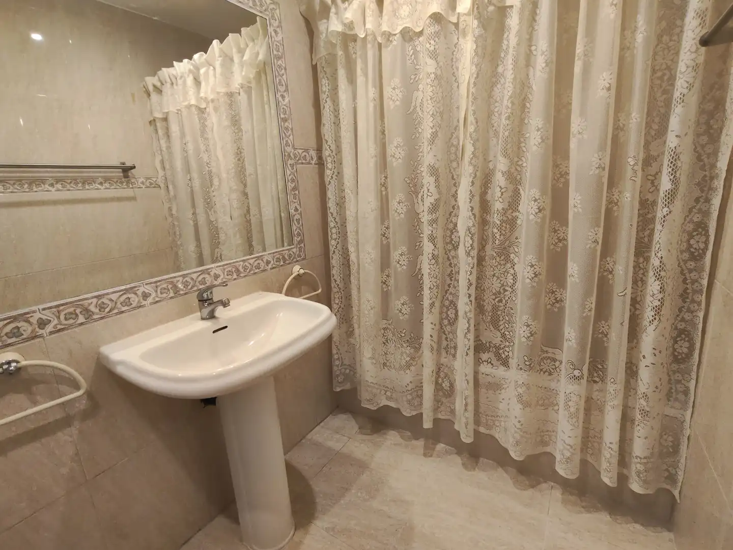 Bathroom of Apartments for rent in Madrid  with Air Conditioner, Heating and Furnished