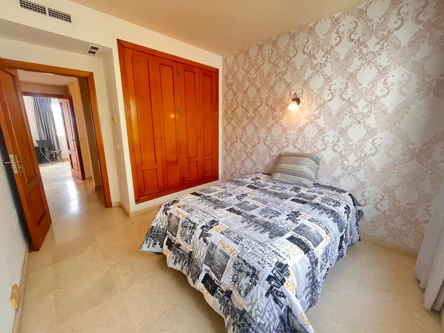 Dormitori de Casa adosada en venda en Marbella amb Jardí privat, Terrassa i Moblat
