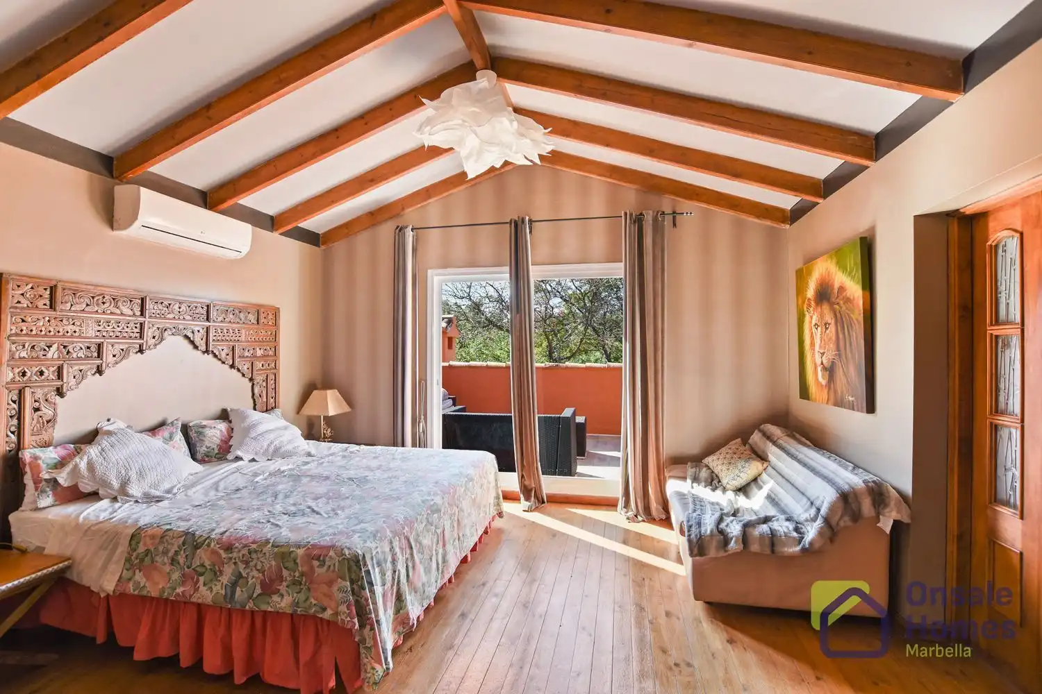 Dormitori de Casa o xalet en venda en Marbella amb Aire condicionat, Jardí privat i Terrassa