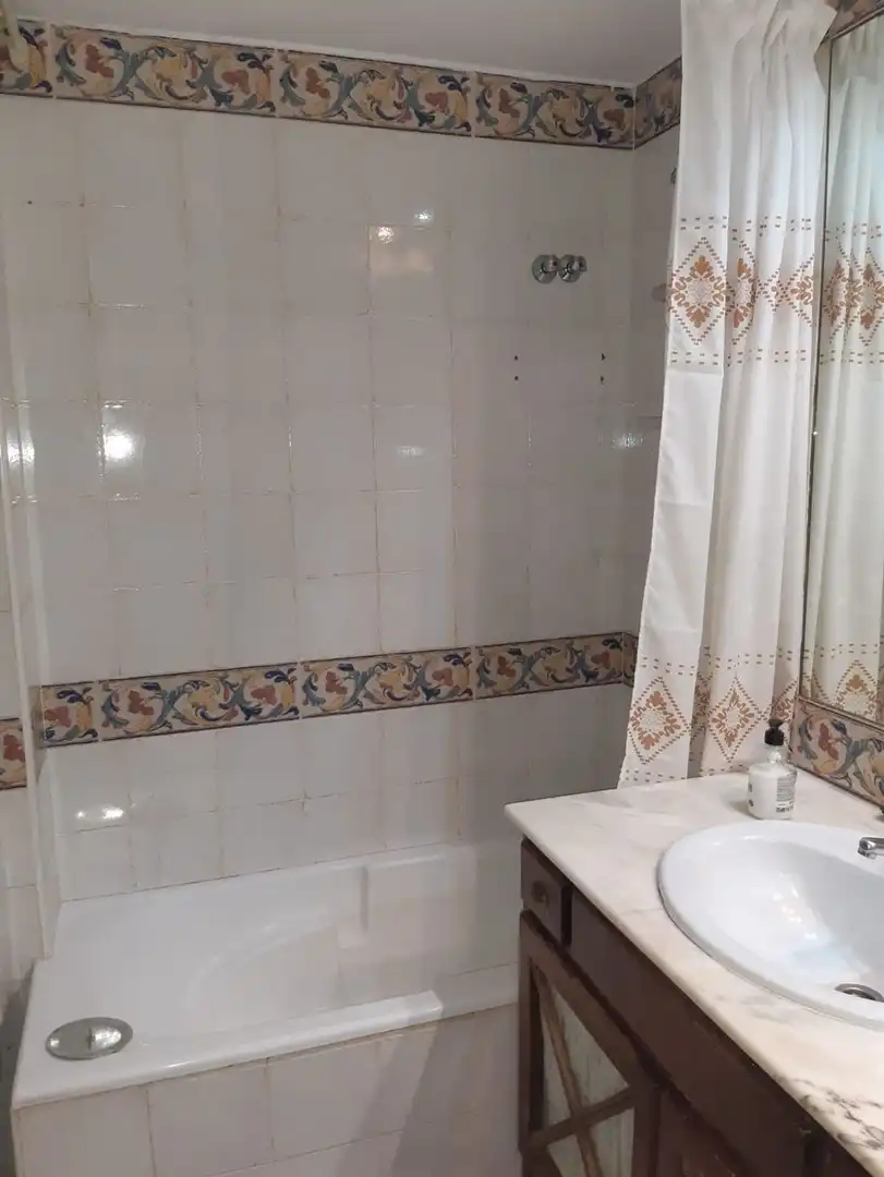 Baño de Piso de alquiler en Sevilla con Aire acondicionado, Amueblado y Horno