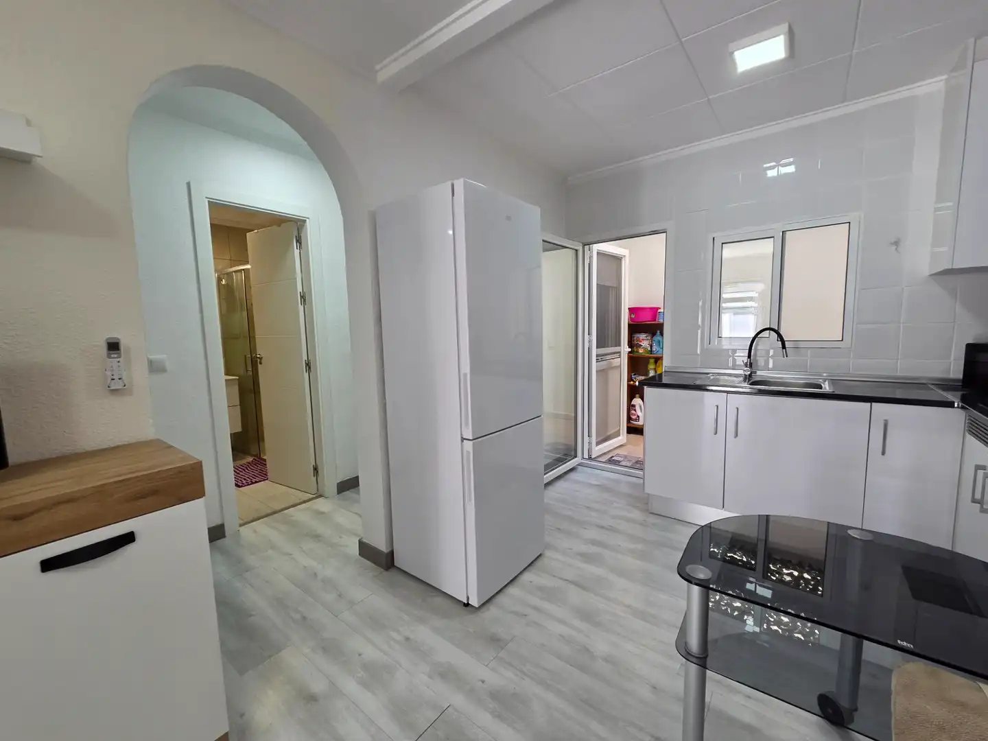 Küche von Einfamilien-Reihenhaus zum Verkauf in Torrevieja mit Klimaanlage, Terrasse und Abstellraum