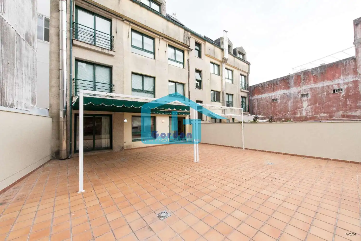 Vista exterior de Piso en venta en O Grove   con Calefacción, Terraza y Piscina