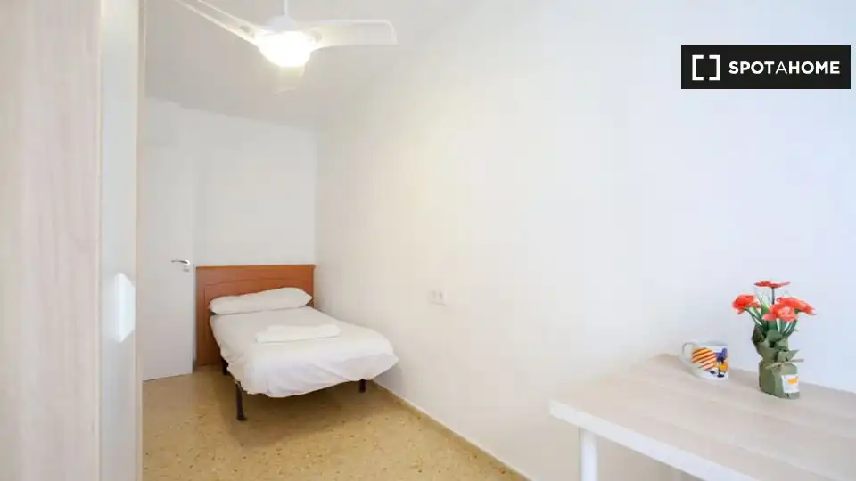 Habitación de Piso de alquiler en Valencia con Aire acondicionado, Calefacción y Amueblado