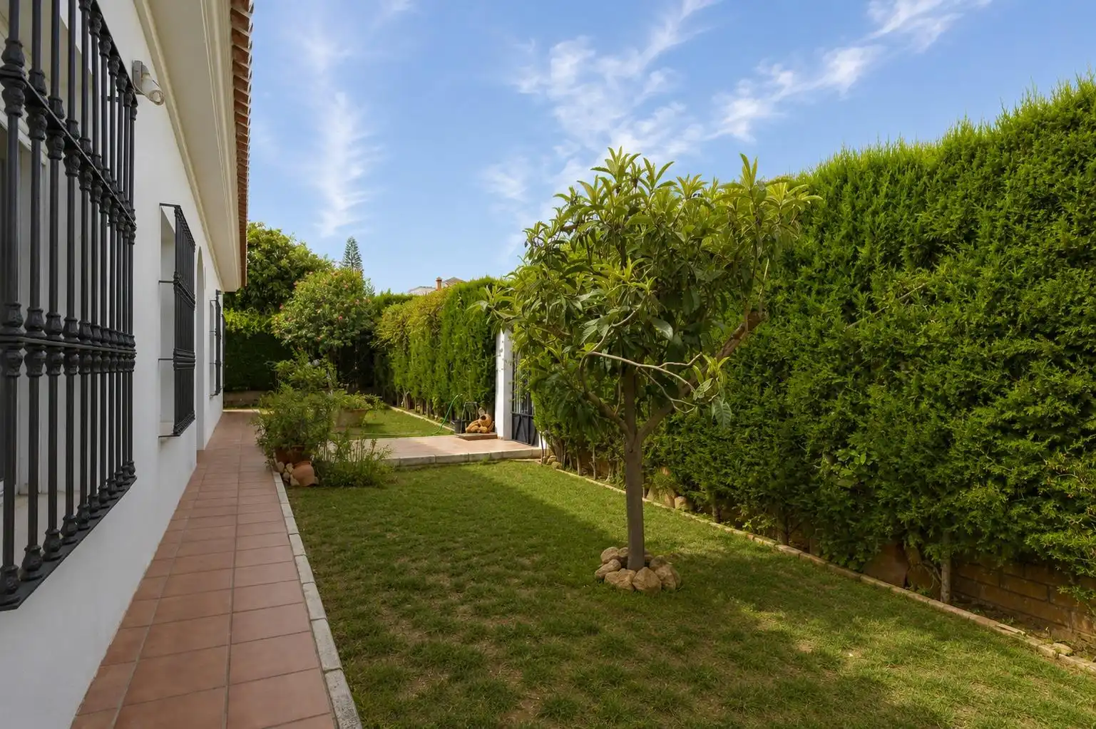 Jardí de Casa o xalet en venda en Sanlúcar la Mayor amb Jardí privat, Traster i Piscina