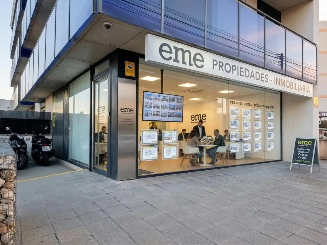 Vista exterior de Local en venda en Cunit amb Aire condicionat i Terrassa