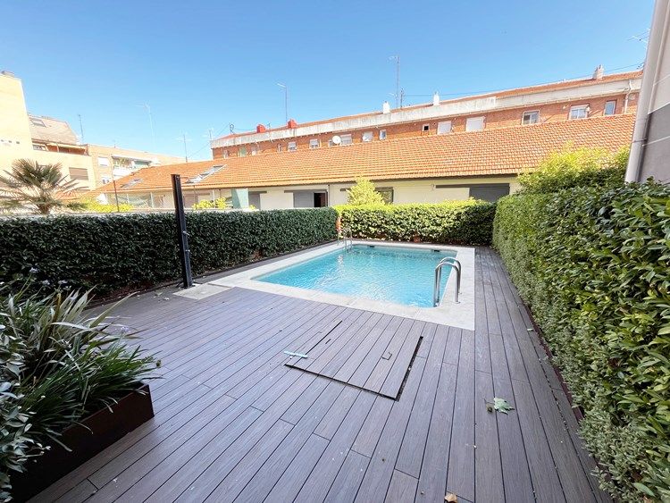 Swimming pool of Flat to rent in  Madrid Capital  with Air Conditioner, Heating and Parquet flooring