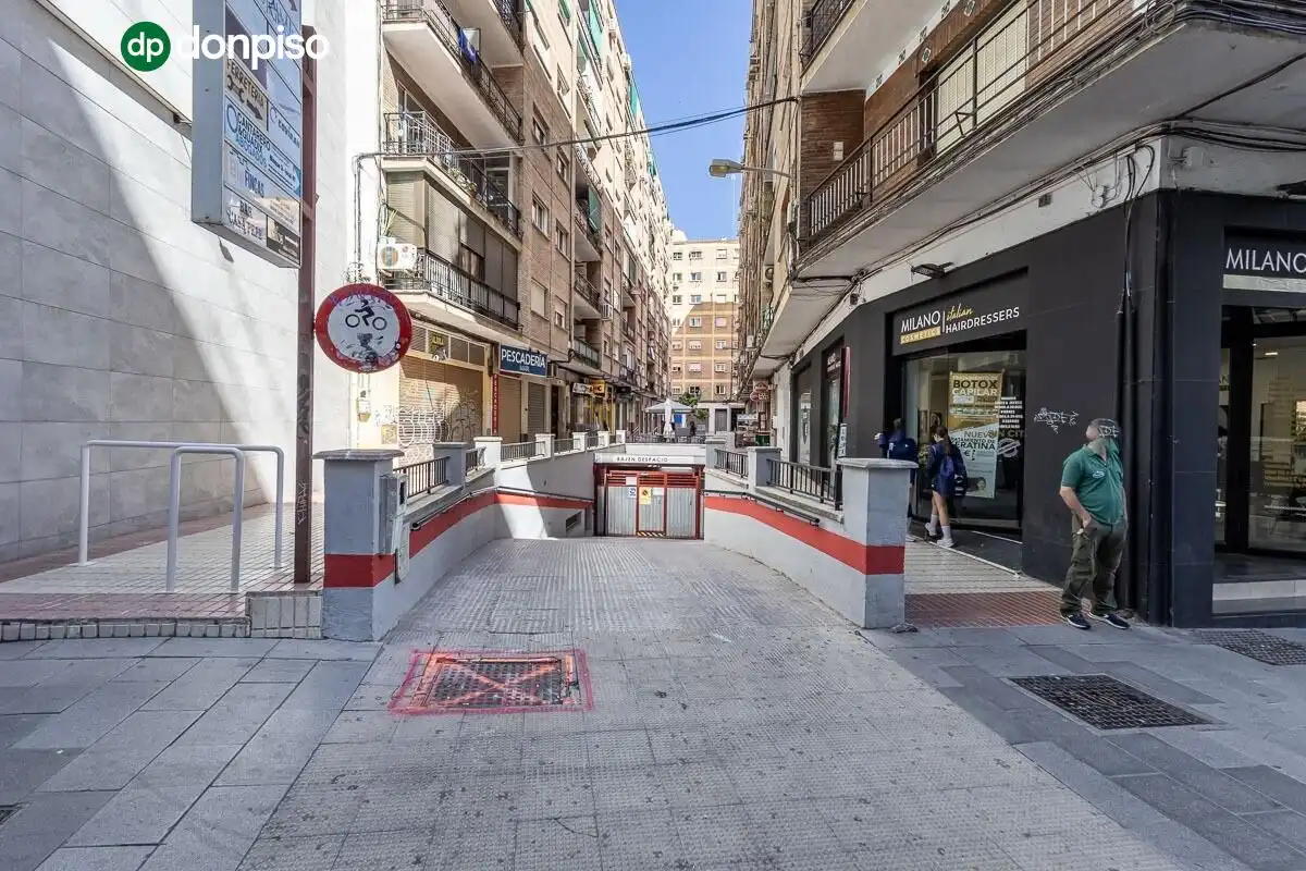Vista exterior de Piso en venta en Granada con Aire acondicionado, Calefacción y Terraza