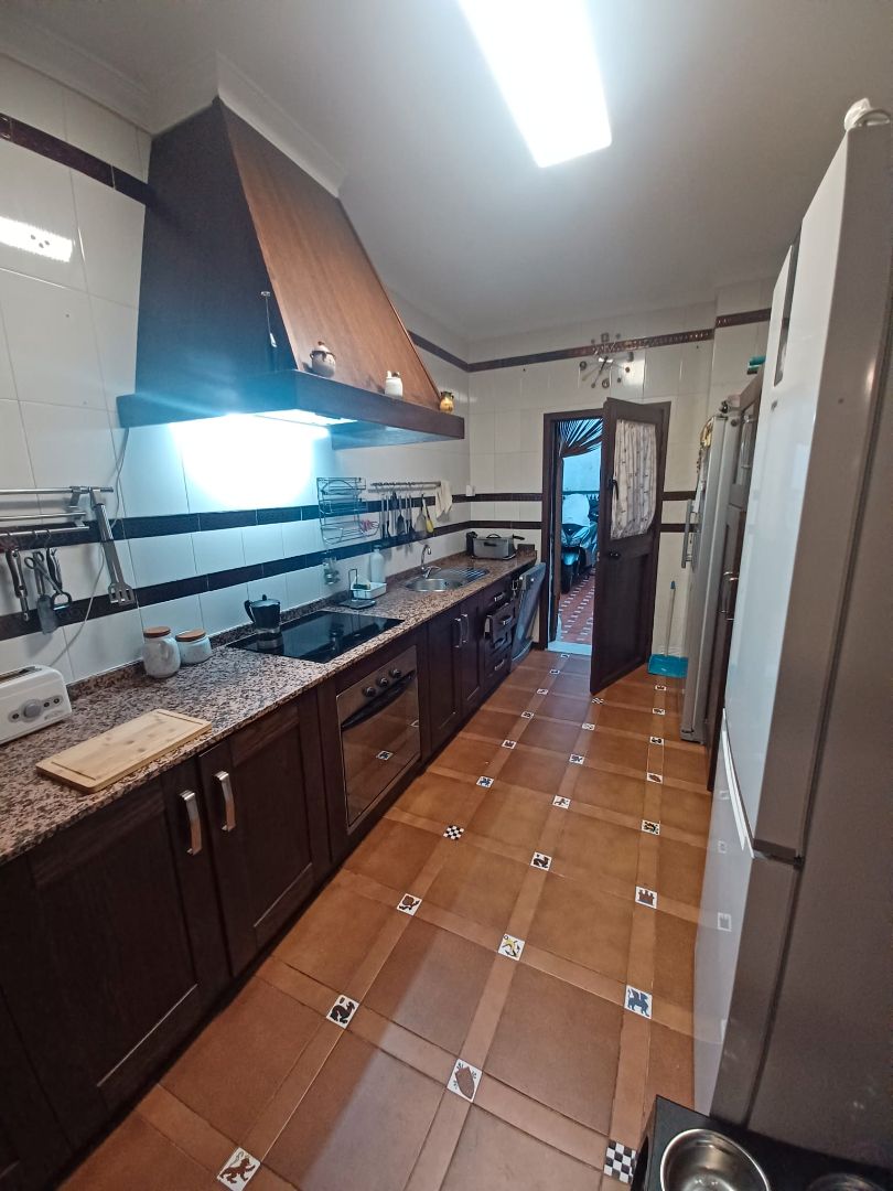 Cuina de Casa adosada en venda en Alcalá de Guadaira amb Aire condicionat, Terrassa i Traster