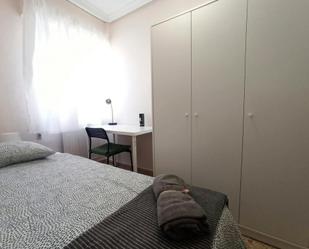 Bedroom of Flat to share in  Madrid Capital  with Heating, Washing machine and Internet