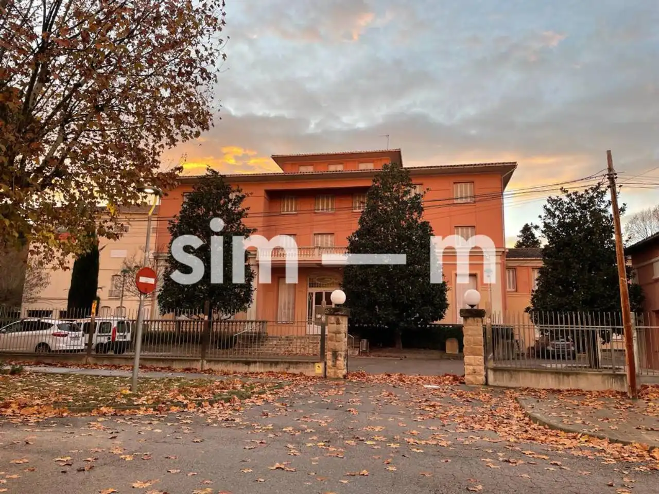 Außenansicht von Gebäude zum Verkauf in Tona