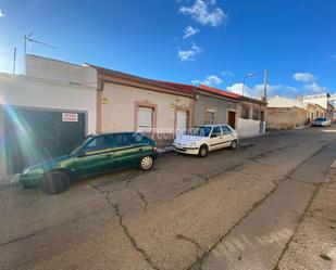 Vista exterior de Casa adosada en venda en Puertollano amb Aire condicionat i Jardí privat