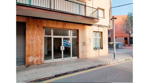 Local Comercial ubicado en la planta baja de un edificio, en la Calle Veinte 74, Bonavista En la Localidad de Tarragona, este espa