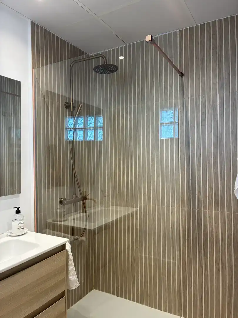 Baño de Dúplex de alquiler en Rota con Aire acondicionado, Jardín privado y Piscina