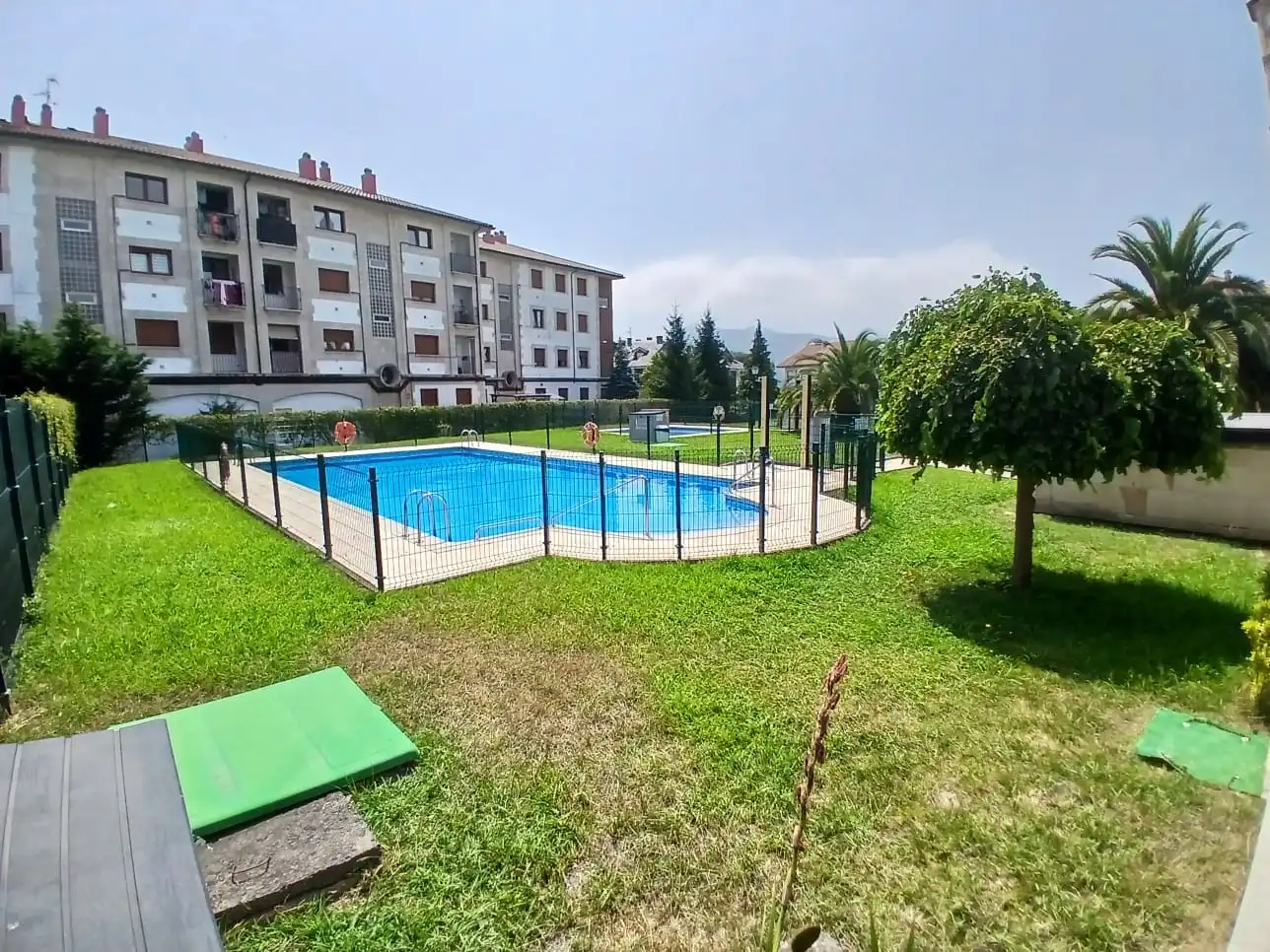 Piscina de Pis en venda en Bárcena de Cicero amb Calefacció, Moblat i Piscina comunitària