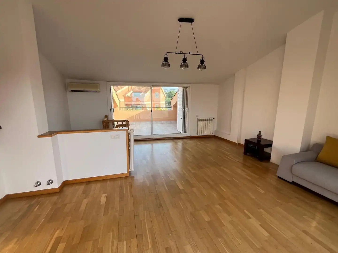 Sala d'estar de Casa adosada en venda en El Masnou amb Aire condicionat, Calefacció i Jardí privat