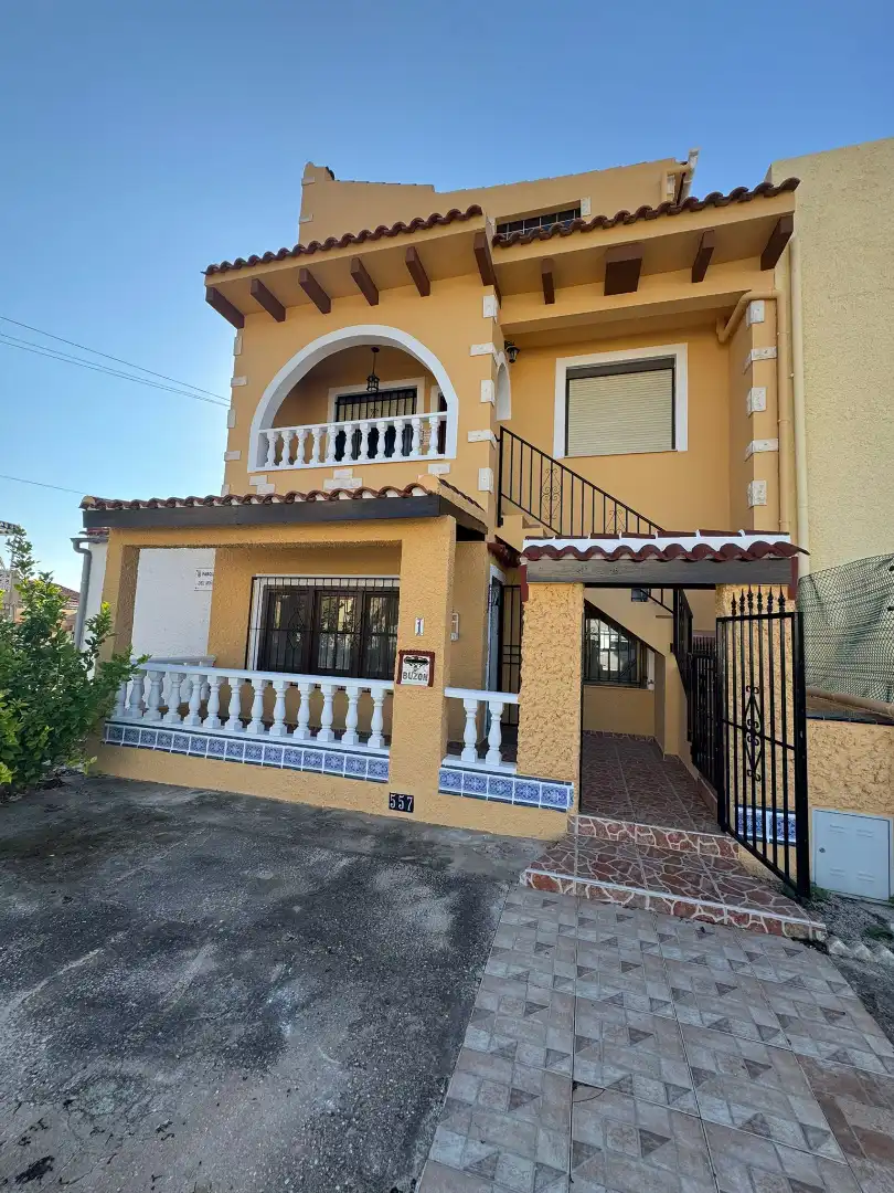 Vista exterior de Casa adosada en venda en San Fulgencio amb Jardí privat, Terrassa i Moblat