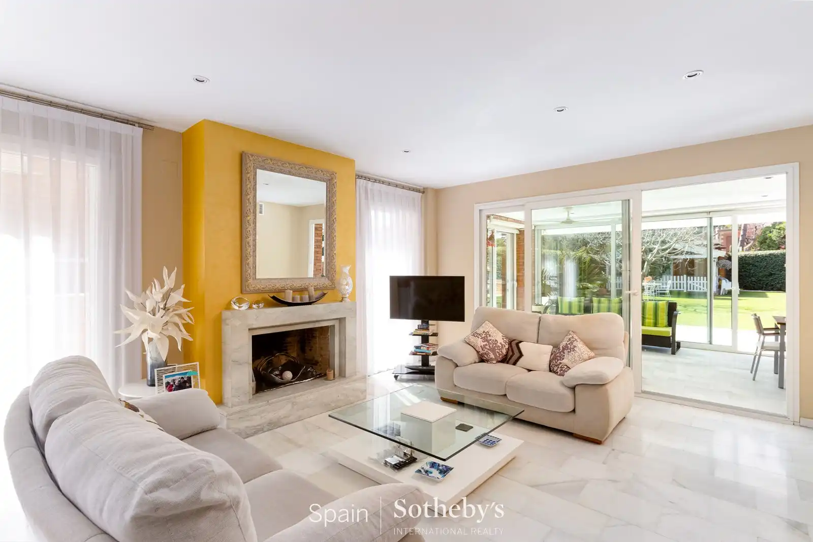 Sala de estar de Casa o chalet en venta en Alella con Aire acondicionado, Calefacción y Jardín privado