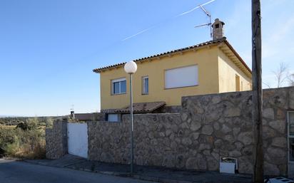 Vista exterior de Casa o xalet en venda en El Casar de Escalona amb Jardí privat