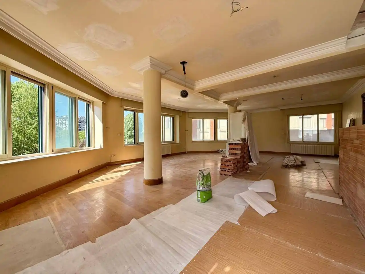 Sala d'estar de Pis en venda en Burgos Capital amb Calefacció, Parquet i Terrassa