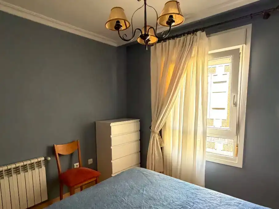 Dormitori de Pis de lloguer en Béjar amb Parquet, Moblat i Balcó