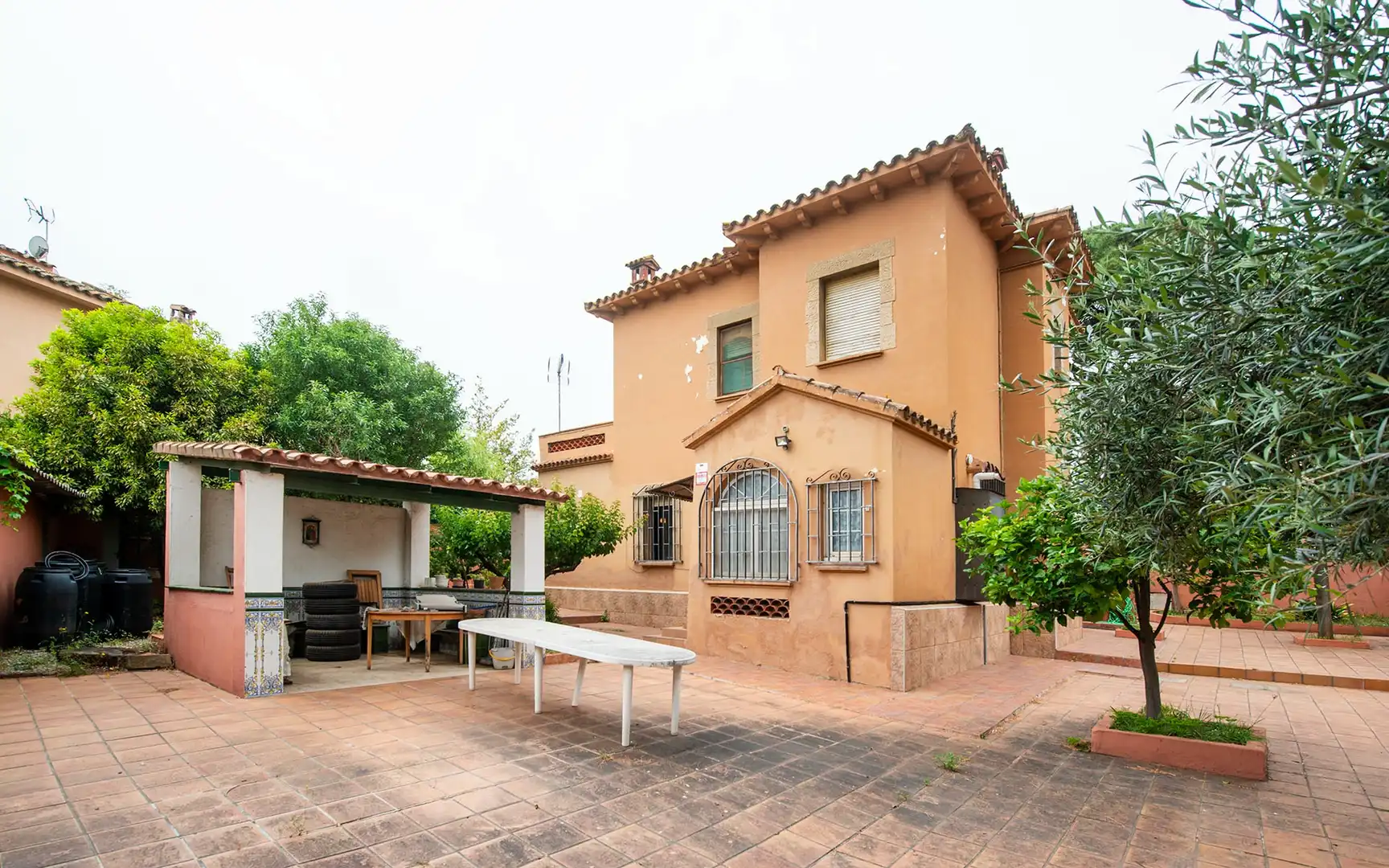 Außenansicht von Haus oder Chalet zum Verkauf in Sant Boi de Llobregat mit Privatgarten und Terrasse