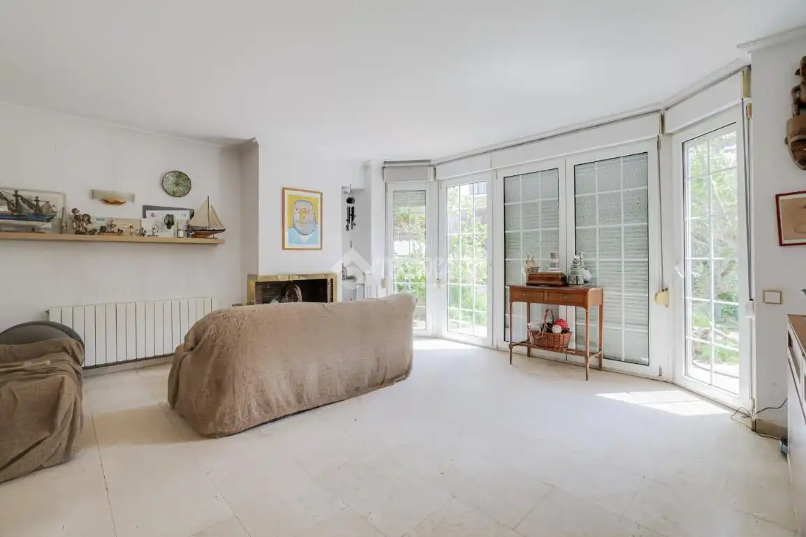 Sala de estar de Casa adosada en venta en Rubí con Aire acondicionado, Calefacción y Amueblado