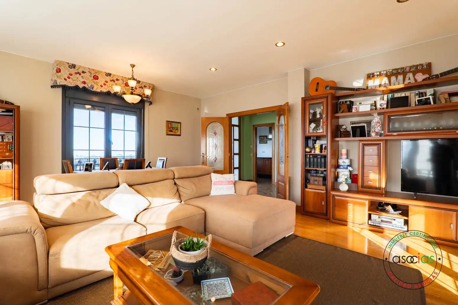 Sala d'estar de Casa o xalet en venda en Gijón  amb Calefacció, Parquet i Terrassa