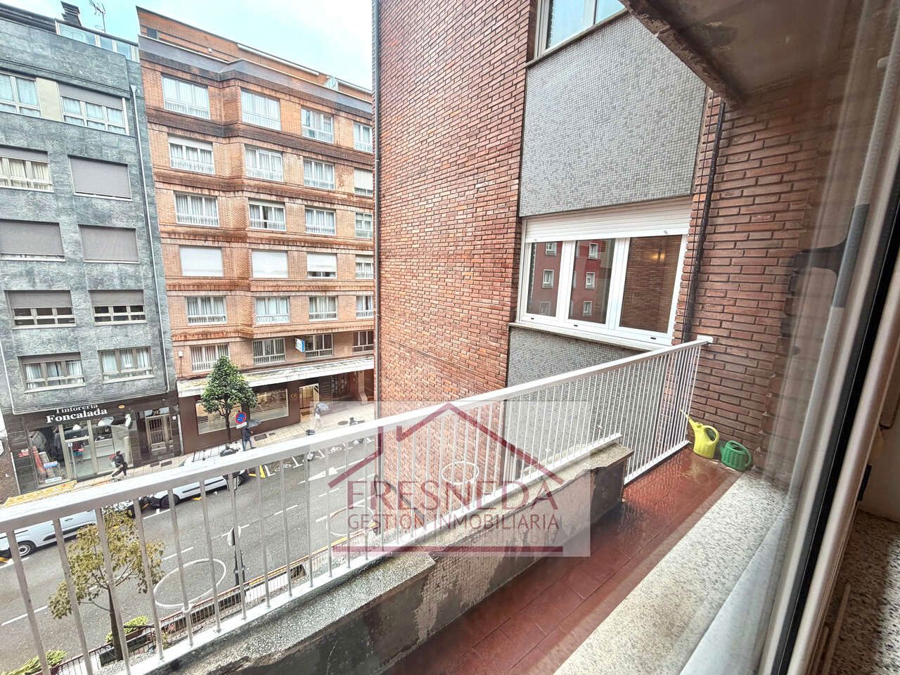 Vista exterior de Pis de lloguer en Oviedo  amb Calefacció, Parquet i Terrassa