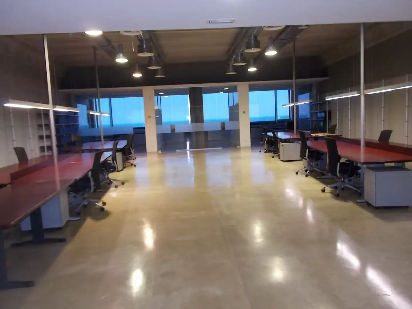 Nave industrielle avec ascenseur à louer à Plaça del Vapor