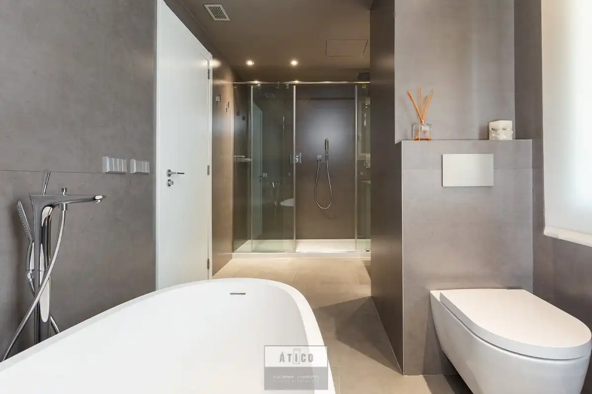 Badezimmer von Dachboden zum Verkauf in Barcelona mit Klimaanlage, Heizung und Terrasse