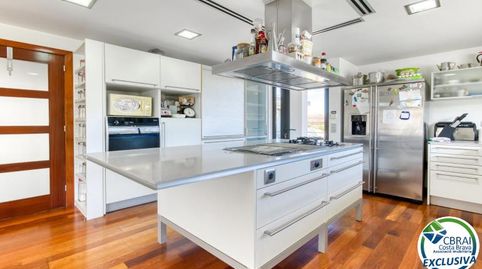 Casa unifamiliar exclusiva con ascensor, jardín y múltiples espacios independientes en Llançà
