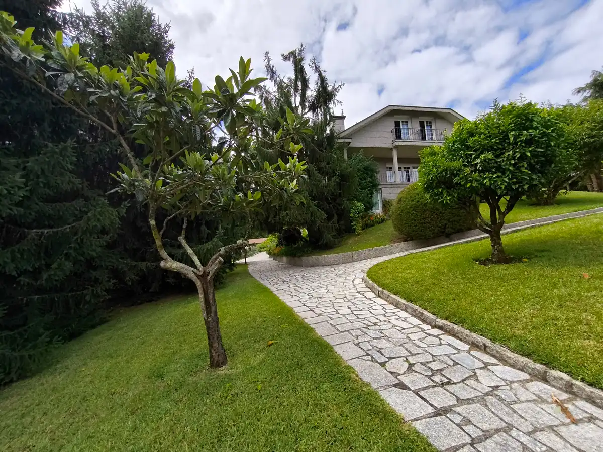 Vista exterior de Casa o chalet en venta en Vilagarcía de Arousa con Calefacción, Jardín privado y Parquet