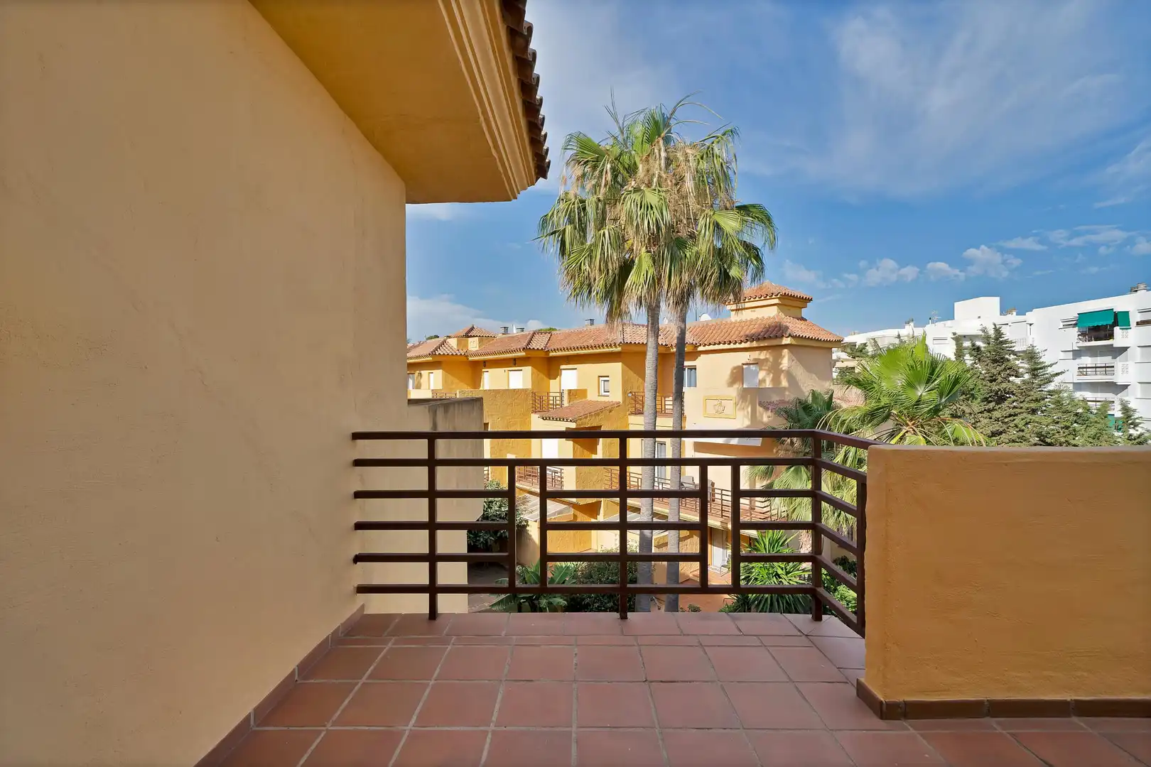 Terrassa de Casa adosada en venda en Estepona amb Aire condicionat, Calefacció i Jardí privat