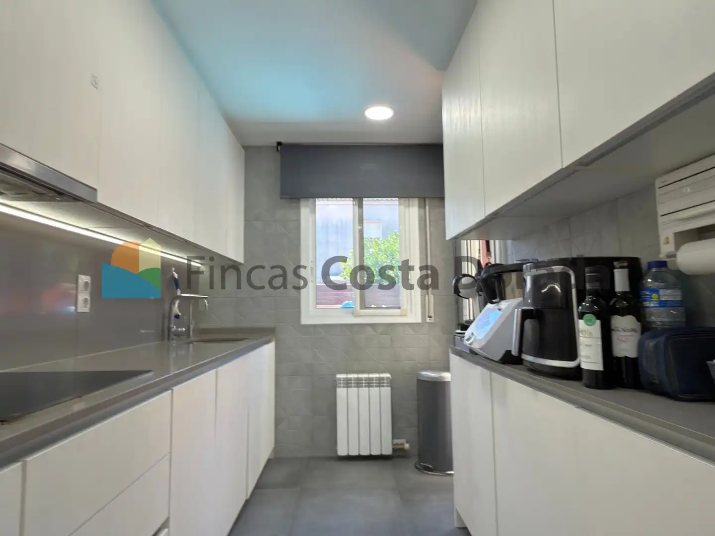 Cuina de Casa adosada en venda en Cubelles amb Aire condicionat, Calefacció i Jardí privat