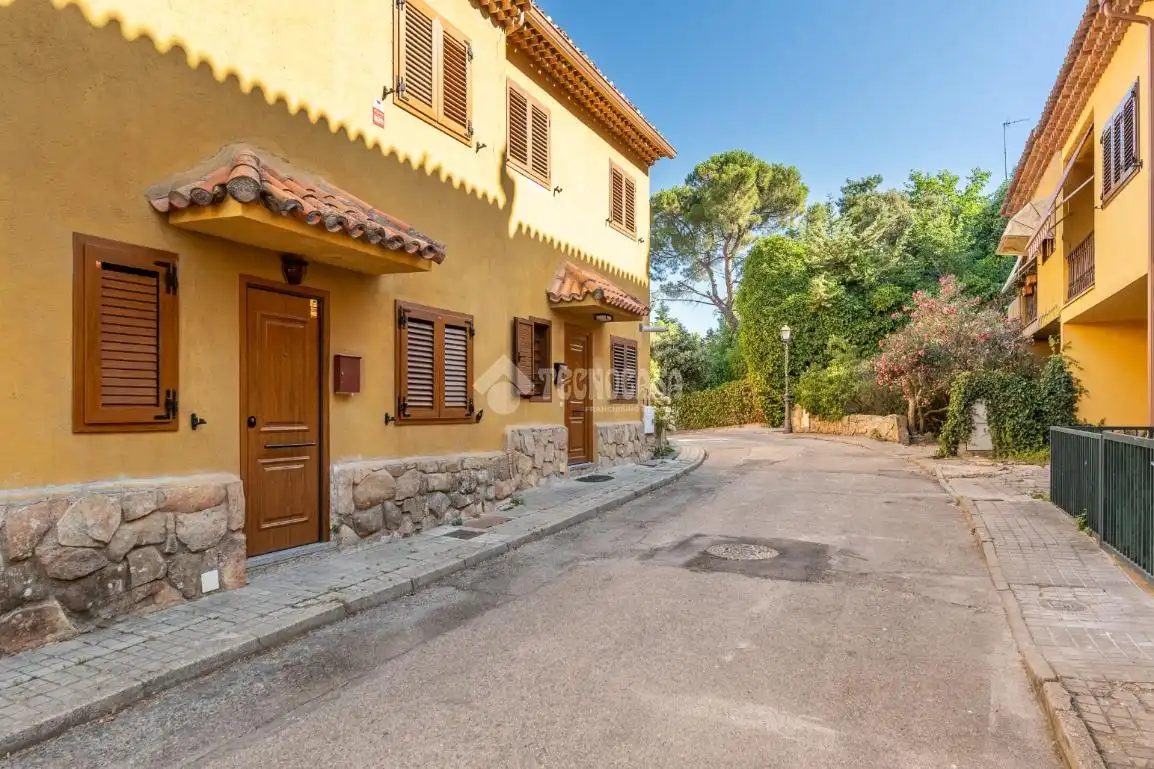 Vista exterior de Casa adosada en venta en Torrelodones con Calefacción, Jardín privado y Terraza
