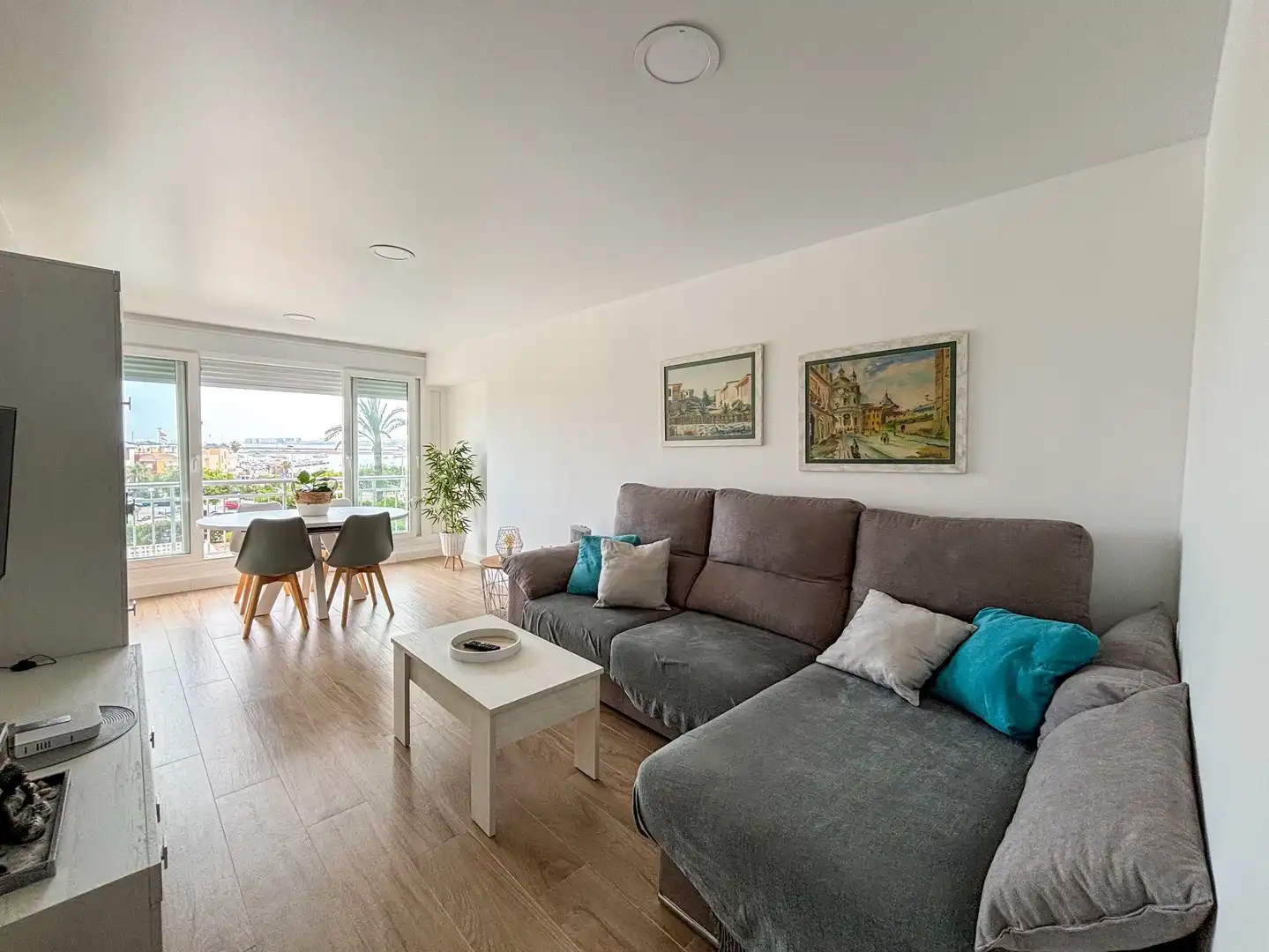 Sala d'estar de Apartament de lloguer en Torrevieja amb Piscina i Piscina comunitària