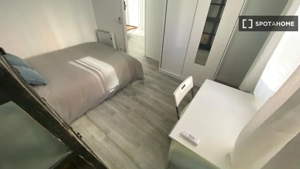 Bedroom of Flat for share in Madrid  with Air Conditioner, Terrace and Furnished