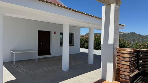 Casa de campo con piscina y amplia parcela.
