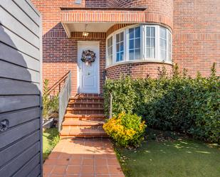 Exterior view of Single-family semi-detached for sale in Pozuelo de Alarcón  with Air Conditioner, Heating and Private garden