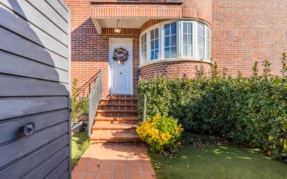 Exterior view of Single-family semi-detached for sale in Pozuelo de Alarcón  with Air Conditioner, Heating and Private garden