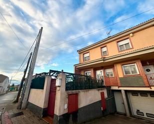 Vista exterior de Casa adosada en venda en Yanguas de Eresma amb Calefacció, Jardí privat i Terrassa